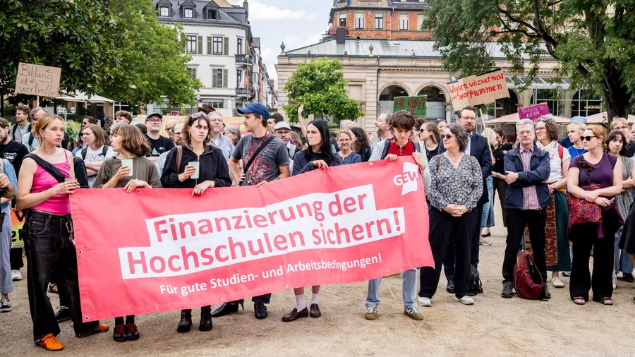 Protest bis zuletzt: Noch am Dienstag hatten Uni-Angehörige und Gewerkschafter in Wiesbaden gegen die geplanten Einsparungen demonstriert – vergeblich.