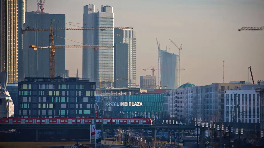 Baugebiet: Noch fährt hier nur die S-Bahn über die Emser Brücke. Zwischen Brücke und dem Einkaufszentrum Skyline Plaza soll irgendwann die Stadtbahn fahren und das Europaviertel verkehrlich erschließen.