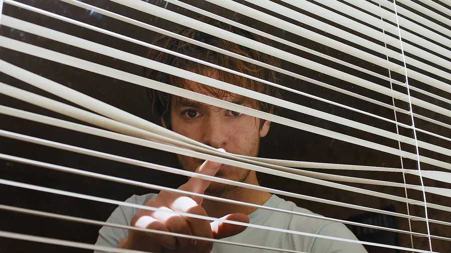 Beobachtet gern die Nachbarin: Sam (Andrew Garfield)