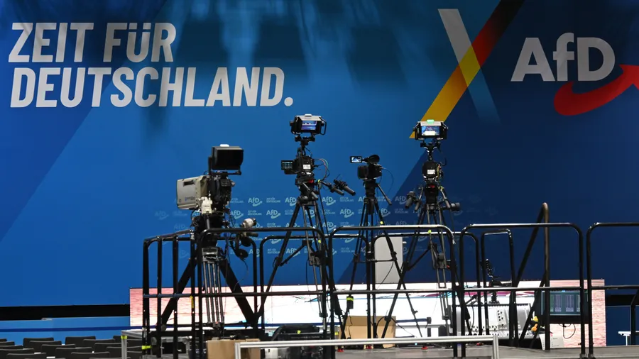 Fernsehkameras stehen vor der Bühne in der Messe Erfurt. Am 4. und 5. Juli findet hier der Bundesparteitag der AfD statt.