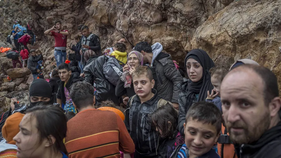 Erschöpft: Flüchtlinge erreichen auf Fischerbooten, die von Menschenschmugglern gesteuert werden, die griechische Insel Lesbos.
