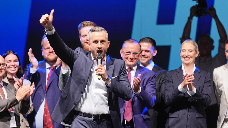 Hat die Wahl in Sachsen-Anhalt gewonnen: Ulrich Siegmund (vorne).