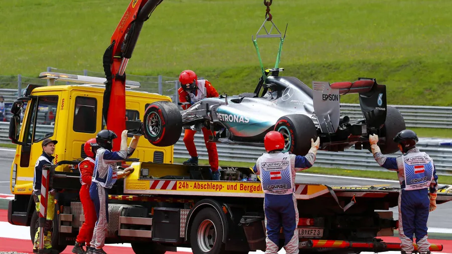 Der Mercedes von Nico Rosberg kam am Haken zurück in die Boxengasse