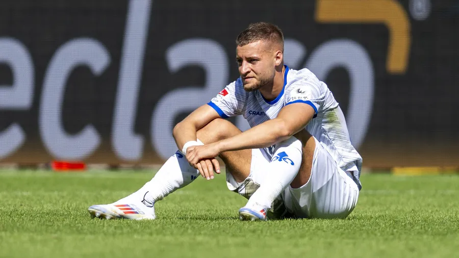 Bedröppelter Blick: Fabian Nürnberger sitzt konsterniert auf dem Rasen in Paderborn.
