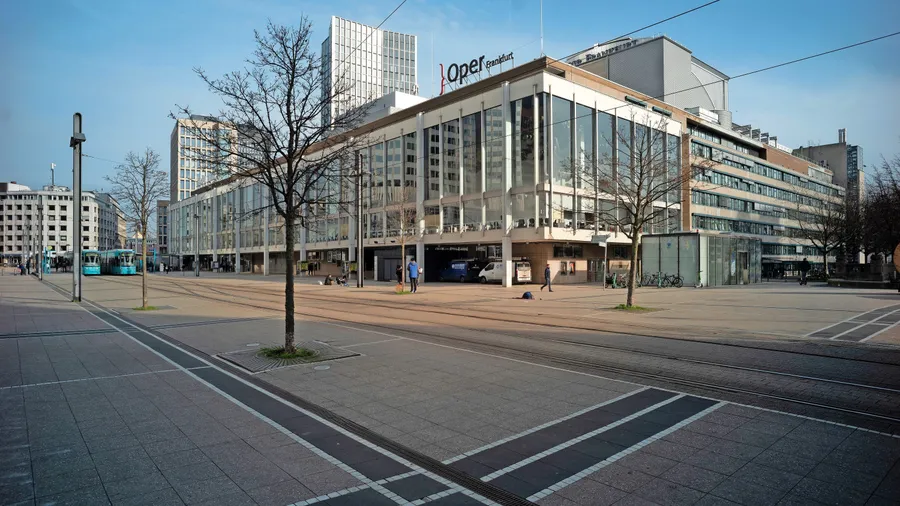Frühere Stadtoberhäupter sind öfter im Theater gewesen – das nächste muss einen Neubau der Städtischen Bühnen mitprägen.
