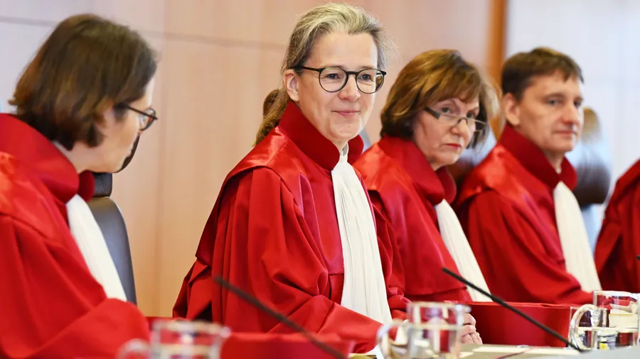 Gerichtsvizepräsidentin Ann-Katrin Kaufhold erklärte, die Verfassung setze der „Beschleunigung von Gesetzgebungsverfahren eine Grenze, aber nicht im Sinne eines bezifferten Tempolimits“.