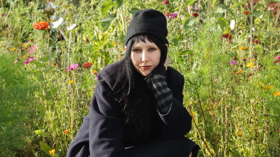 Im Senkgarten der TU Berlin: Autorin und Journalistin Ilona Hartmann