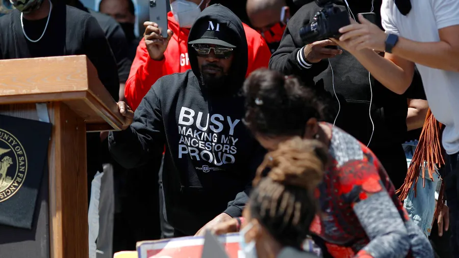 Jamie Foxx kniet bei einer Demo in San Francisco als Geste des Protests gegen Polizeigewalt.