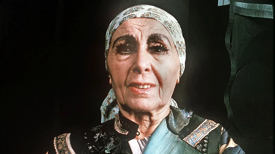 Louise Nevelson (1899 bis 1988), hier im Jahr 1980. Dem Star der New Yorker Avantgarde widmet das Museum Wiesbaden eine Ausstellung.
