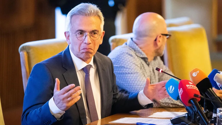 Feldmann im Juli bei der Pressekonferenz zu seinem angekündigten Rückzug