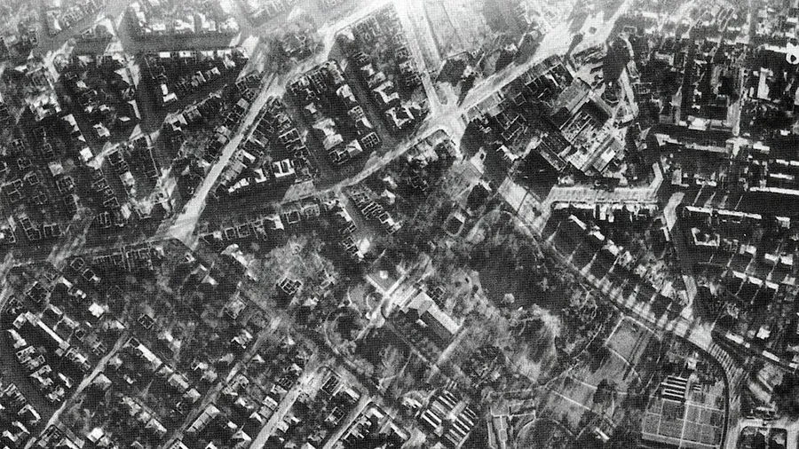 Deutliche Spuren: Auf der Luftaufnahme der amerikanischen Air Force vom 22. März 1945 sind Krater im Grüneburgpark und zerstörte Häuser im Westend zu erkennen.