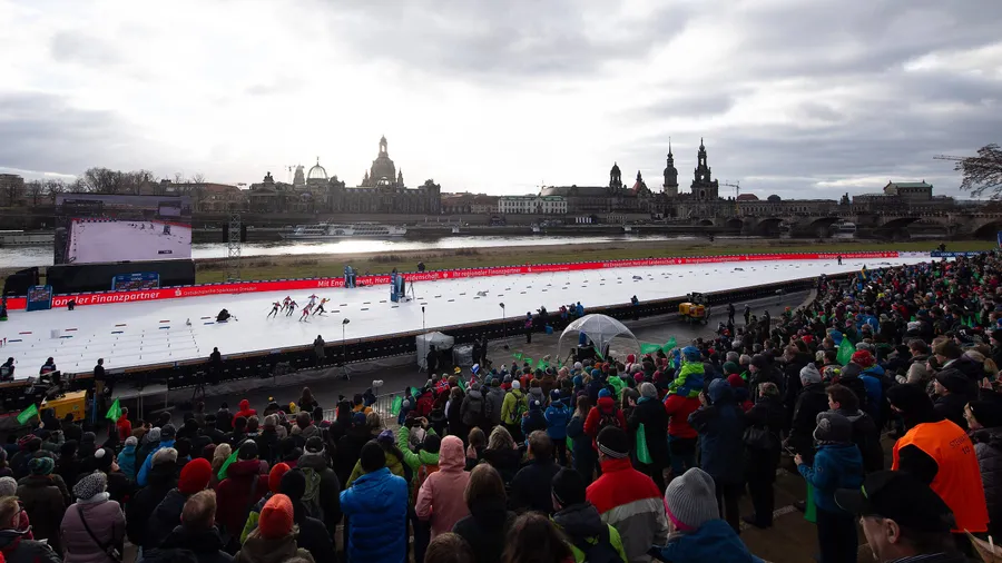 „Aus der Zeit gefallen“: Wintersport in Städten, hier der Langlauf-Weltcup in Dresden, steht wegen des hohen Stromverbrauchs für die Schneekanonen in der Kritik.