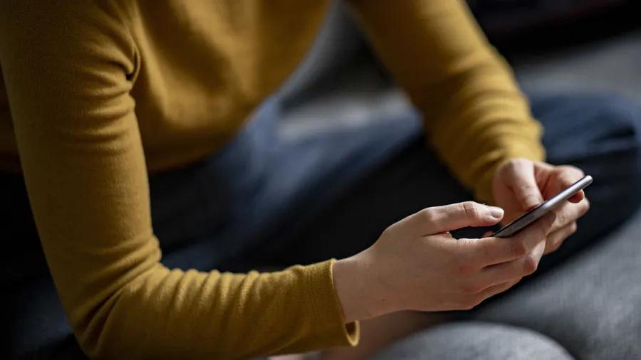 Löschen oder nicht löschen – das ist die Frage, die sich unsere Autorin bei unbekannten Kontakten im Handy stellt.