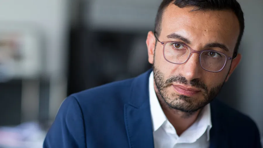 Mit einer überwältigenden Mehrheit im Amt bestätigt: Frankfurts SPD-Chef Mike Josef