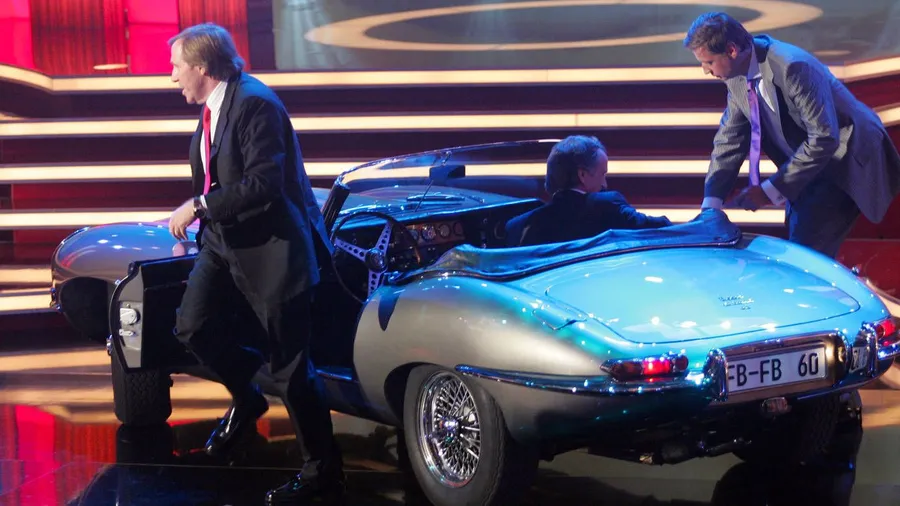 Der einstige Jaguar von Günter Netzer (links) - spätere Besitzer: Franz Beckenbauer und Wolfgang Overath (im Auto)