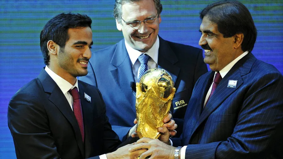 Nach der Vergabe 2010 posiert der damalige FIFA-Generalsekretär (Mitte) Jerome Valcke mit den freudigen Gastgebern aus Qatar.