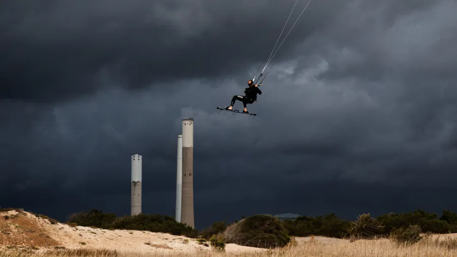 Kitesurfer am Strand des unweit des Gazastreifens gelegenen Zikim, aufgenommen am 27. Dezember 2025