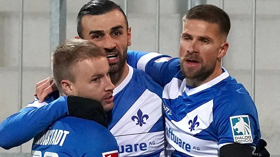 Hier jubeln sie zusammen über das 2:0: Serdar Dursun (Mitte) und Tobias Kempe (rechts)
