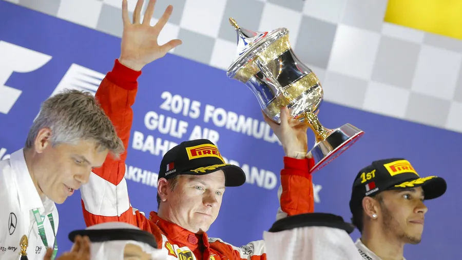 Wieder auf Trophäenjagd: Hier hät Kimi Raikkönen noch den Pokal für Rang zwei in Bahrein in Händen