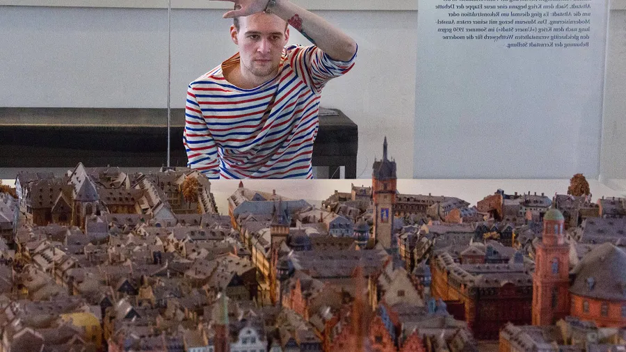 Verschwunden: Der Geschichtsstudent Maximilian Pfeifer sucht im Frankfurter Altstadtmodell der Treuner-Brüder vergebens nach dem Eisenwarengeschäft seinen Ururgroßvaters August Eschelbach.