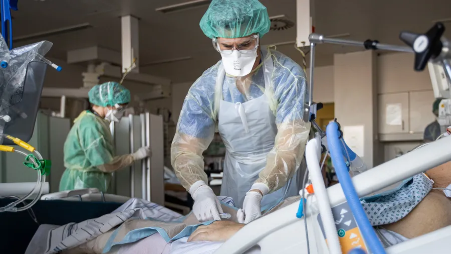 Auf der Intensivstation der Universitätsklinik Frankfurt kümmern sich Pfleger um einen Corona-Patienten.