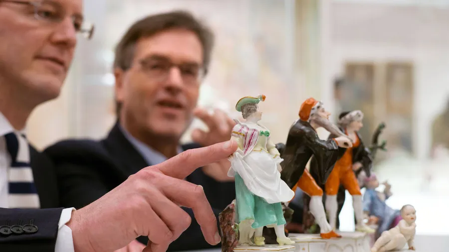 Raubkunst: Der Mainzer Rathauschef Ebling (links) gibt in Höchst gefertigte Porzellanfiguren an Heinz Rauber, Chef der Budge-Stiftung, zurück