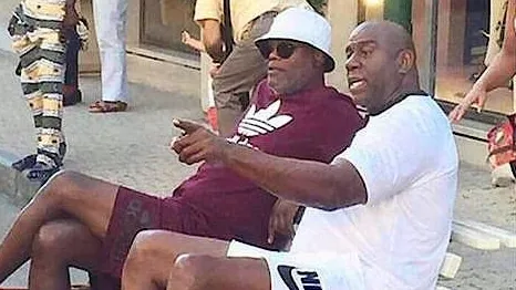 Herumlungernde Migranten? Model Nina Moric stellte das Bild von Samuel L. Jackson und dem früheren NBA-Spieler Magic Johnson auf ihrem Facebook-Account online.