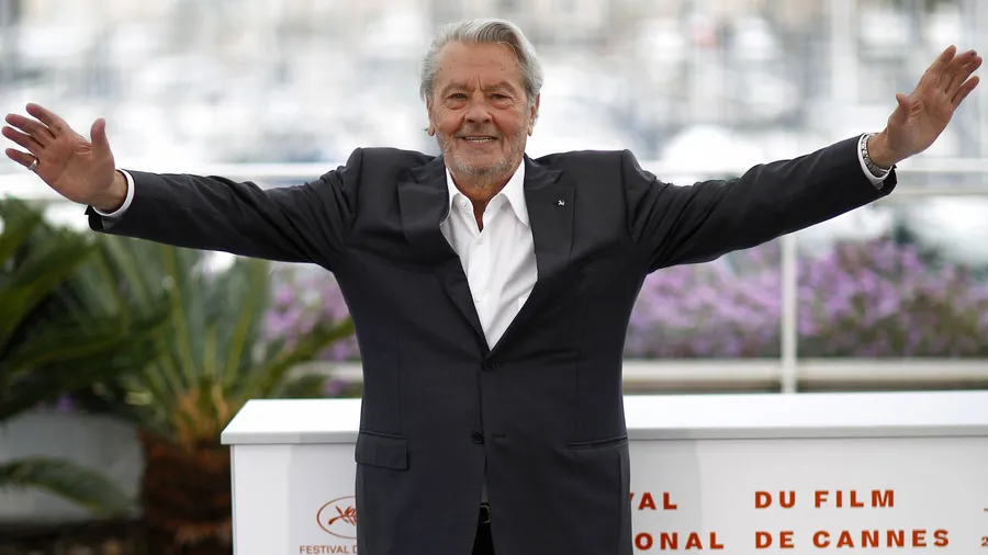 Schauspieler Alain Delon wird in Cannes mit der Ehrenpalme ausgezeichnet. Das finden nicht alle gut.