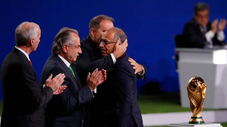 Zur Freude der Funktionäre: Den Pokal haben sie noch nicht, aber immerhin den Zuschlag für die WM 2026