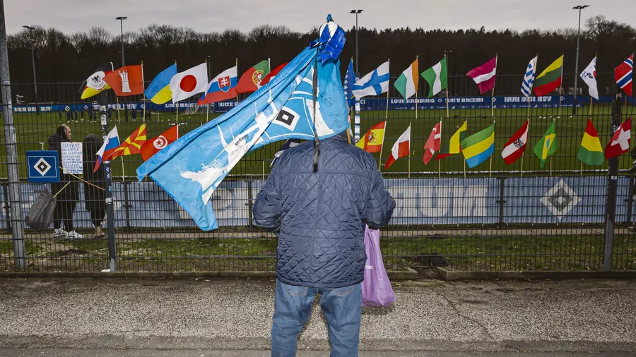 Seine bunte Welt: Flaggen-Kuddel, wie sie ihn nennen, fiebert seit Jahrzehnten mit dem Hamburger SV. „Gemeinsam schaffen wir das“, schreibt er.