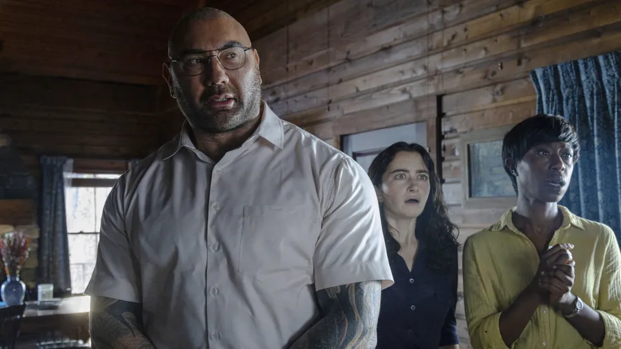 Eine Szeneneinstellung mit Dave Bautista, Abby Quinn und Nikki Amuka-Bird (vlnr)