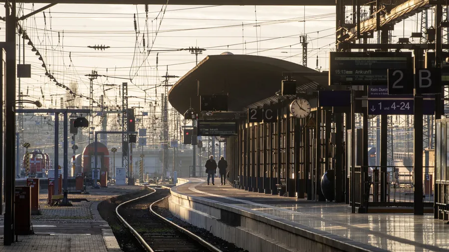 Die Auswirkungen des Bahnstreiks sind auch schon am Dienstag zu spüren: Viele Fahrgäste versuchen noch an ihr Ziel zu kommen