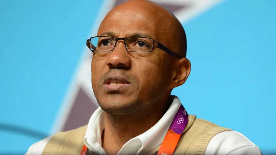 Das IAAF-Councilmitglied Frankie Fredericks (Bild) ist wegen möglicher  vorläufig suspendiert worden.&nbsp;Dies entschied der Vorsitzende des Disziplinargerichts des Leichtathletik-Weltverbandes, Michael Beloff. Der Leichtathletik-Weltverband will nun die Vorwürfe untersuchen. Parallel werden sie von der Ethikkommission des IOC geprüft.  Die Suspendierung sei keine Vorverurteilung, während der noch laufenden Untersuchung des Falles gelte die Unschuldsvermutung, hieß es. Dem früheren Weltklassesprinter aus Namibia wird vorgeworfen, dass sein Firma Yemi Limited Zahlungen von Papa Massata Diack, dem Sohn des ehemaligen und in Paris unter Hausarrest stehenden IAAF-Präsidenten Lamine Diack, erhalten zu haben. Die Zahlungen seien laut IAAF-Mitteilung kurz vor der Vergabe der Olympischen Spiele 2016 nach Rio de Janeiro getätigt worden. Fredericks behauptet, dass das Geld ordnungsgemäße Zahlungen für erbrachte Leistungen gewesen seien, die in keiner Verbindung zum Abstimmungsverfahren für die Vergabe der Rio-Spiele gestanden hätten. Sein Amt hatte er seit den im März aufgekommenen Vorwürfen ruhen lassen, und er war als Vorsitzender der Evaluierungs-Kommission des Internationalen Olympischen Komitees zurückgetreten. (dpa)