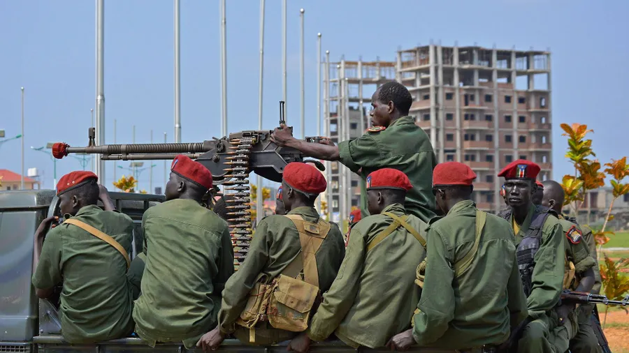 Soldaten im Südsudan: Weil fossile Rohstoffe in vielen Konflikten eine Rolle spielen, hängen Klimawandel und Frieden zusammen, sagt der Direktor von Greenpeace International.