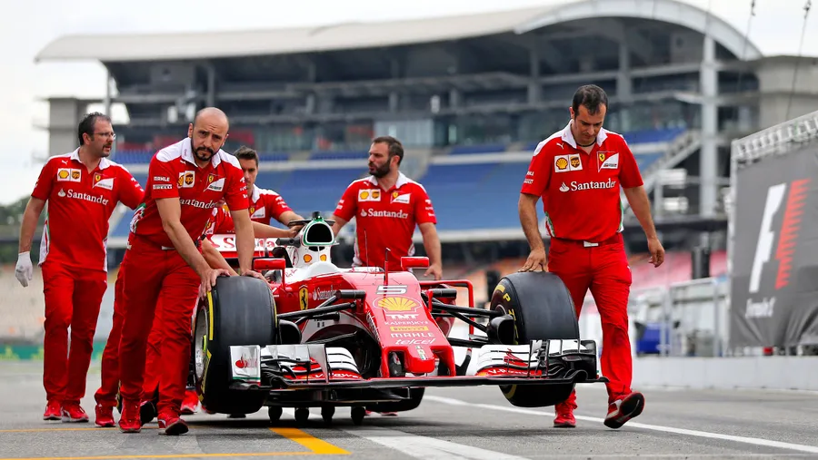 Vettels Ferrari wird in Hockenheim zum Einsatz gerollt. Ein bisschen mehr Tempo könnte nicht schaden.