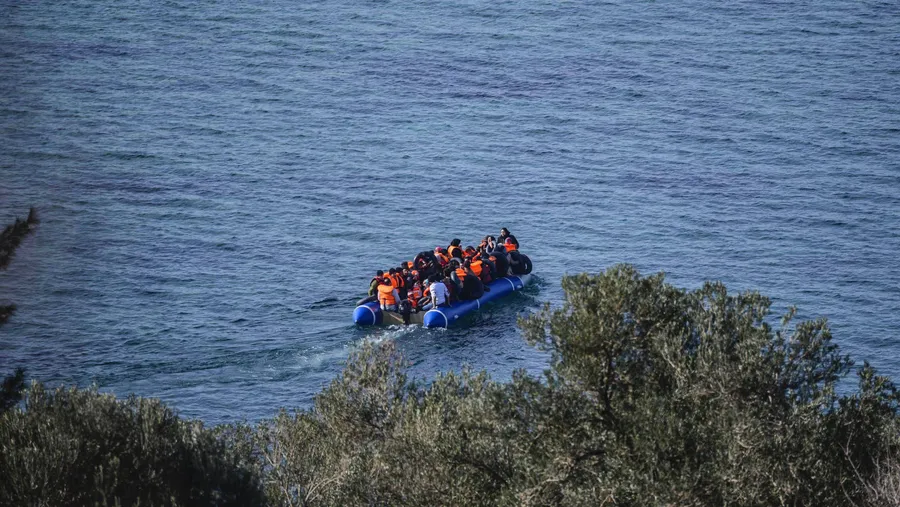 Bald Vergangenheit?: Syrische Flüchtlinge versuchen in einem Schlauchboot von der türkischen Küste aus die griechische Insel Lesbos zu erreichen.