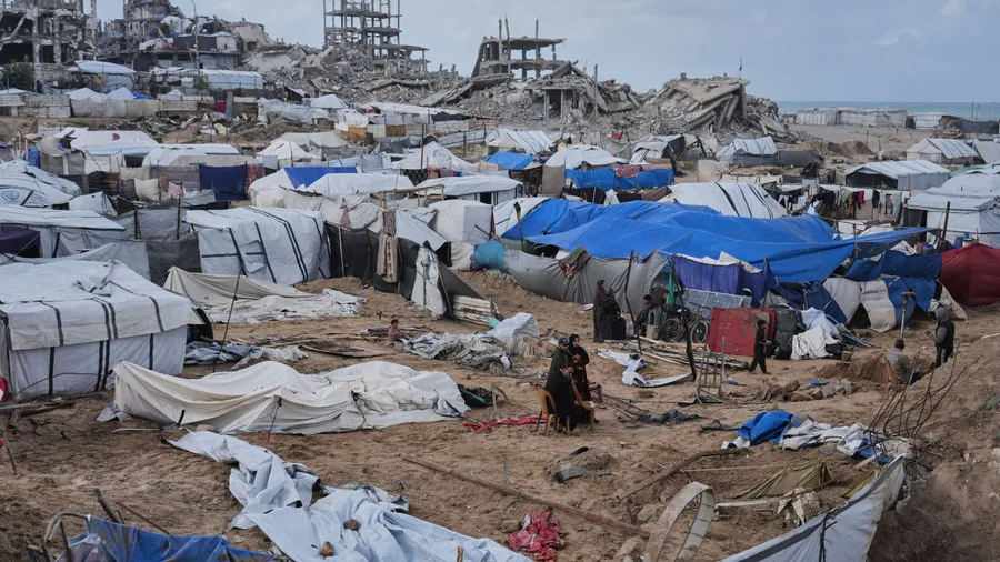 Palästinenser im Gazastreifen inspizieren beschädigte Zelte in einem Vertriebenenlager