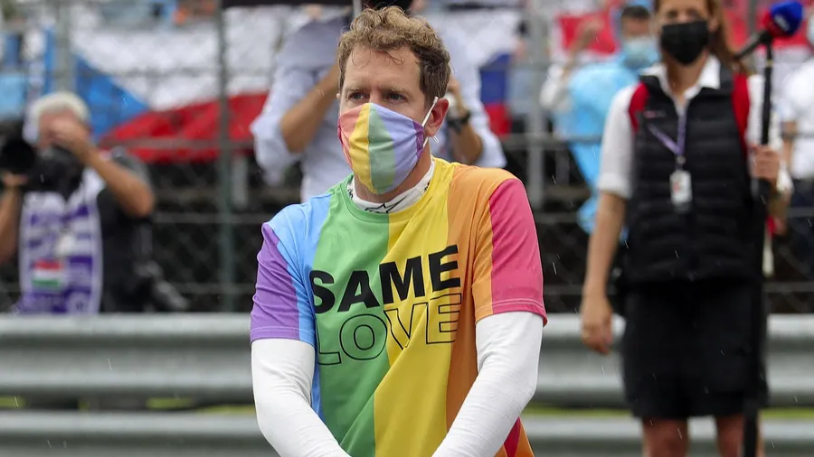 Vettel brachte ein buntes T-Shirt mit der Aufschrift „Same Love“ als Zeichen für Vielfalt und Toleranz zum Rennen nach Ungarn, um ein Zeichen gegen das Regime von Viktor Orbán zu setzen.