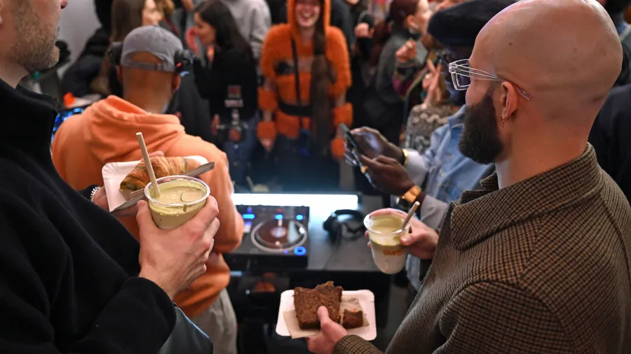 Soft Clubbing in Berlin: Elektronische Tanzmusik mit Matcha-Latte, Kuchen und Croissant.