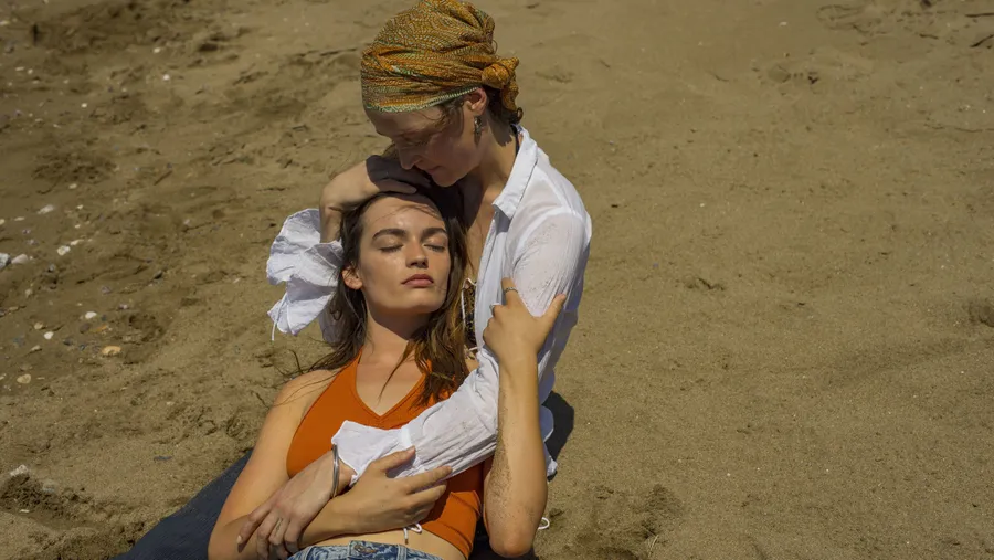 Amour fou: Vicky Krieps als Ingrid und Emma Mackey als Sofia am Strand