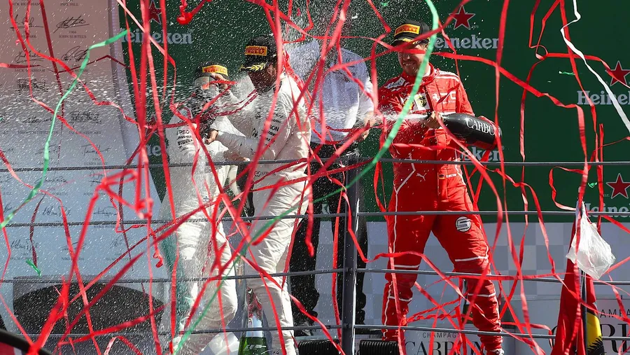 Zwei gegen einen: Mercedes dominiert auch das Podium gegen Ferrari