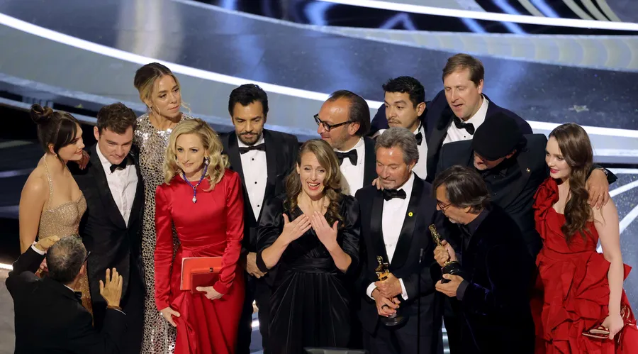 Emilia Jones, Daniel Durant, Sian Heder, Marlee Matlin, Eugenio Derbez, Fabrice Gianfermi, Patrick Wachsberger, Justin Maurer, Philippe Rousselet, Troy Kotsur, and Amy Forsyth bei der Verleihung eines Oscar für ‘CODA’ als bester Film.