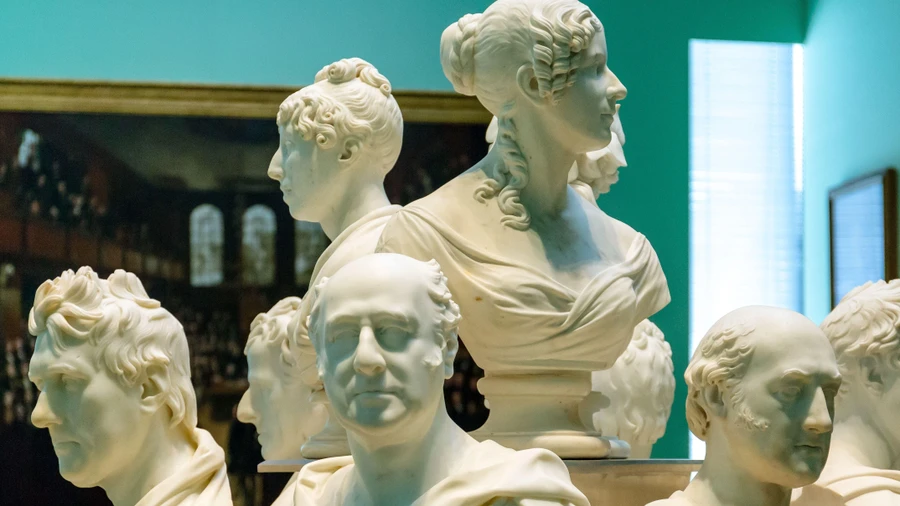 Die Büsten im Eingangsbereich der National Portrait Gallery in London