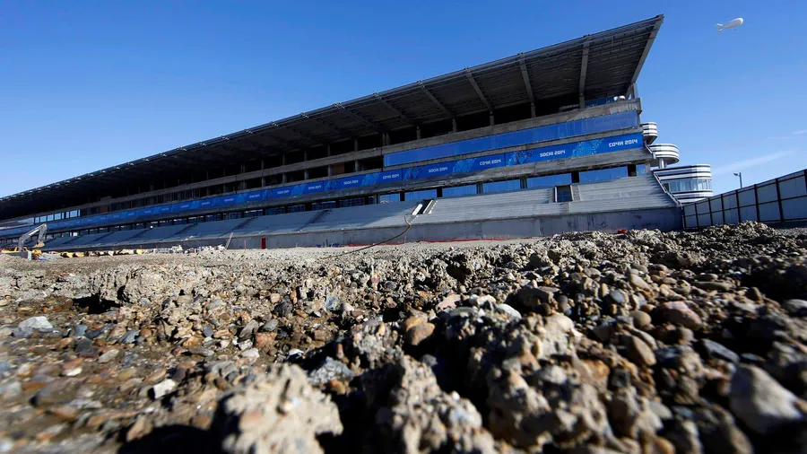 Mehr Buckelkpiste als Asphalt: Die Haupttribüne der Rennstrecke von Sotschi ist noch im Bau