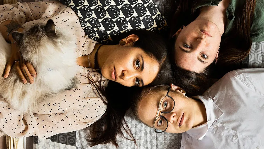 Führen jede eine Beziehung miteinander und eine zu dritt: Elena (links), Lara (oben rechts) und Julia (unten rechts).