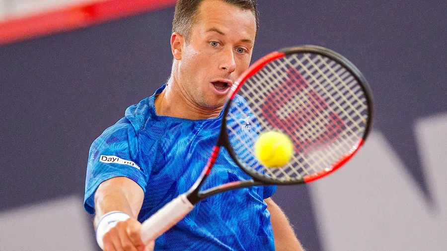 Erstmals seit 25 Jahren stehen mit Florian Mayer und Philipp Kohlschreiber (Bild) zwei Deutsche im Halbfinale des Tennisturniers am Hamburger Rothenbaum. Der 33 Jahre alte Florian Mayer aus Bayreuth gewann am Freitag bei den mit knapp 1,5 Millionen Euro dotierten 111. German Open gegen den Argentinier Diego Schwartzman 6:2, 2:6, 6:3. Zuvor hatte der Augsburger Kohlschreiber den Argentinier Nicolas Kicker 7:6 (8:6), 4:6, 6:4 bezwungen. Im ersten Halbfinale treffen am Samstag (12 Uhr) die argentinischen Sandplatzspezialisten Federico Delbonis und Leonardo Mayer aufeinander, danach sind die Deutschen um 15 Uhr an der Reihe (dpa).
