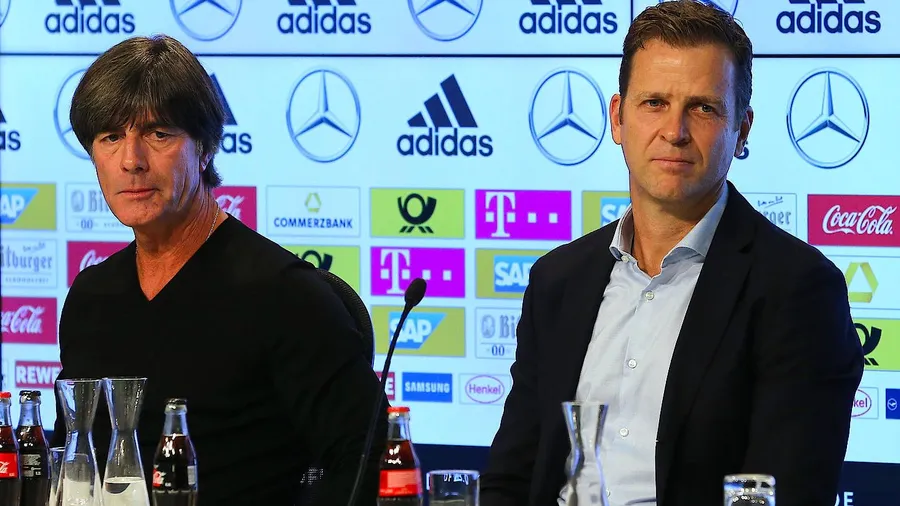 So wie auf diesem Bild (Bundestrainer Joachim Löw, links, neben Manager Oliver Bierhoff im August 2018) wird die Werbetafel bei der Pressekonferenz in Leipzig wohl nicht aussehen.