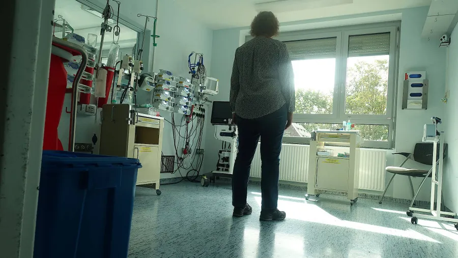 Genesen ist sie noch nicht: Barbara Lindenmeier besucht das Zimmer, in dem sie um ihr Leben gekämpft hat.