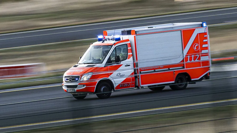 Keine Verletzten: Bei dem Brand in Rüsselsheim konnten die Einsatzkräfte das Feuer löschen, bevor es auf das angrenzende Haus übergriff (Symbolbild).
