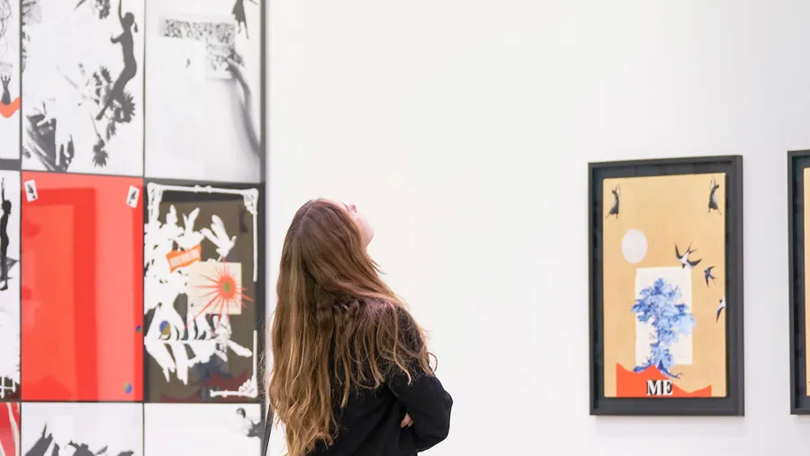 Augenöffnend: Die Turiner Galerie Mazzoleni zeigt Werke der multidisziplinären Künstlerin Marinella Senatore, die das politische Miteinander von Individuum und Kollektiv erforscht.